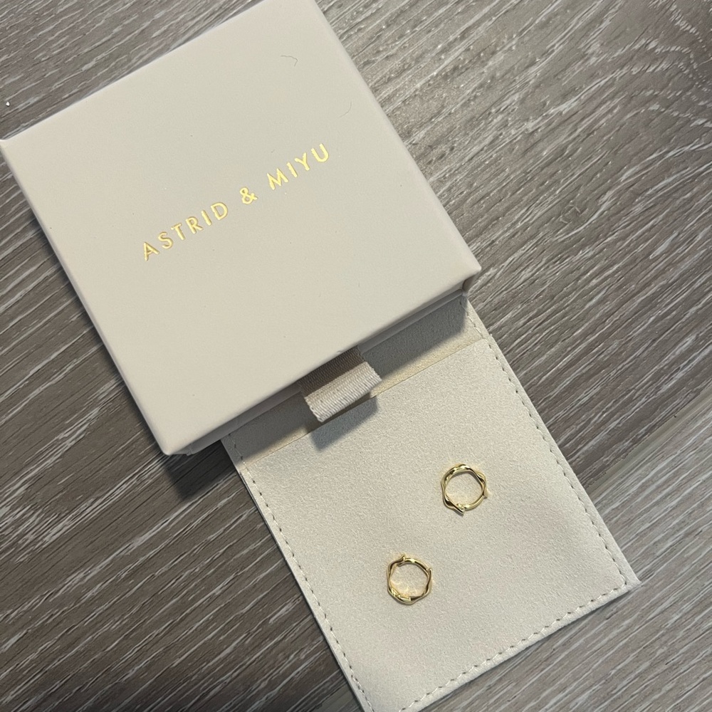 BRAND NEW Astrid&Miyu Elemental Huggies in Gold